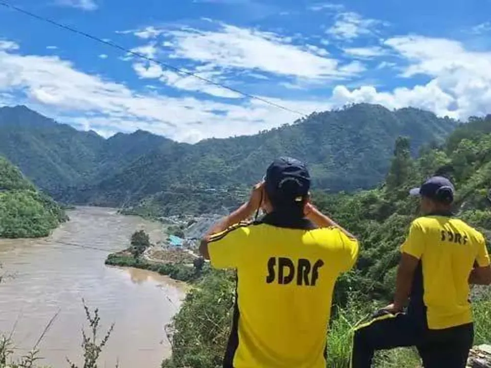  रुद्रप्रयाग में बड़ा हादसा: ट्रक की टक्कर से ट्रैवलर नदी में गिरी, 3 की मौत, 9 लापता; बद्रीनाथ जा रहे थे यात्री