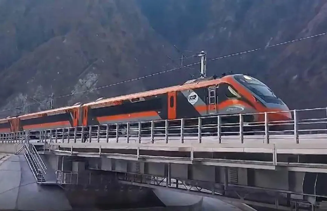  कश्मीर को पहली बार देश से जोड़ेगी वंदे भारत: PM मोदी करेंगे उद्घाटन, चिनाब ब्रिज और अंजी पुल भी होंगे शुरू