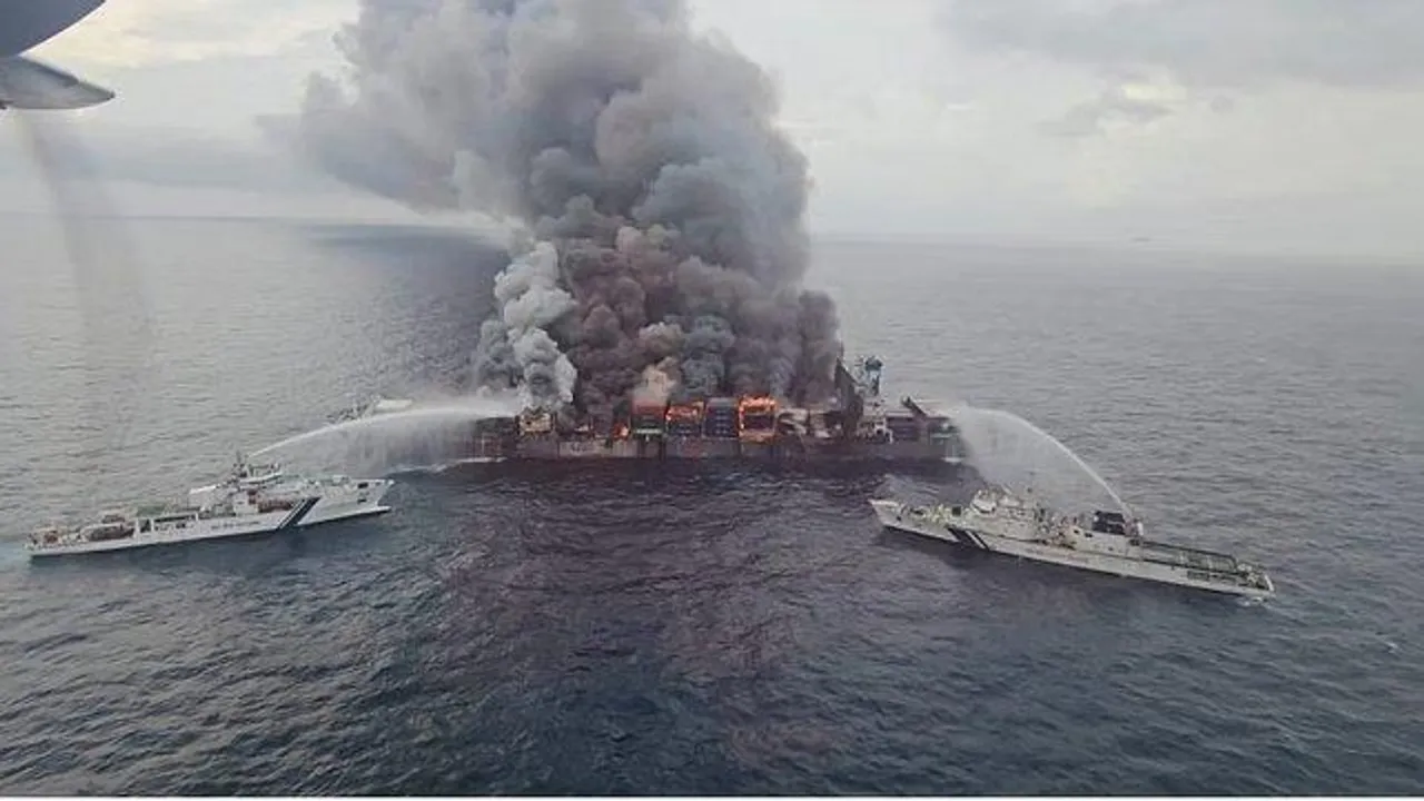  केरल तट के पास समुद्र में जलता जहाज, नौसेना ने 18 क्रू मेंबर्स को बचाया, 4 अब भी लापता