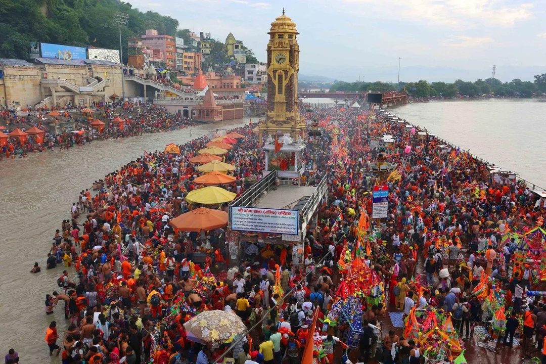  HARIDWAR, JULY 18 (UNI):- Shiva devotees throng at Har Ki Pauri to have holy dip and to filled their Kavad with sacred Ganga Jal to offer to Lord Shiva on the occasion of the Maha Shivaratri in their respective home towns, in Haridwar on Friday. UNI PHOTO-2U 
