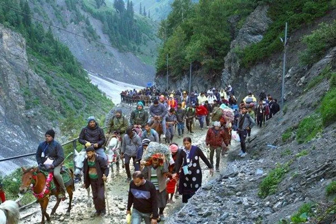  amarnath-yatra-2025-first-batch-welcomed-in-kashmir 