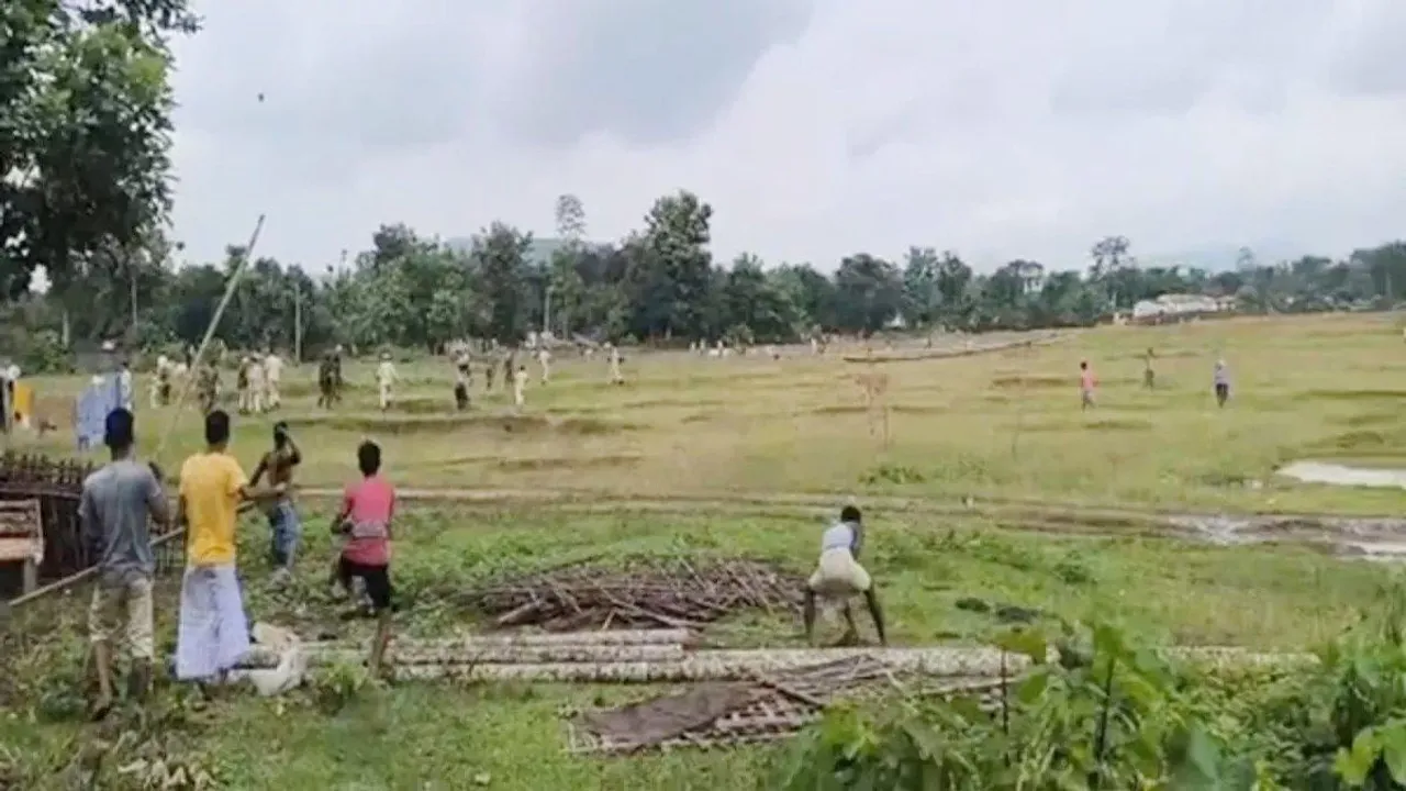  असम के गोलपाड़ा में उपद्रवियों का हमला: पुलिस-वन विभाग की टीम पर पथराव, दो जवान गंभीर रूप से घायल