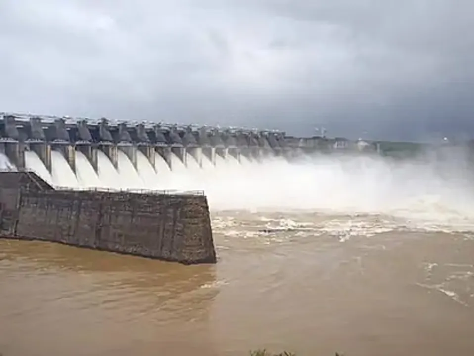   madhya-pradesh-heavy-rain-barage-dam-open-narmada-flood-alert 