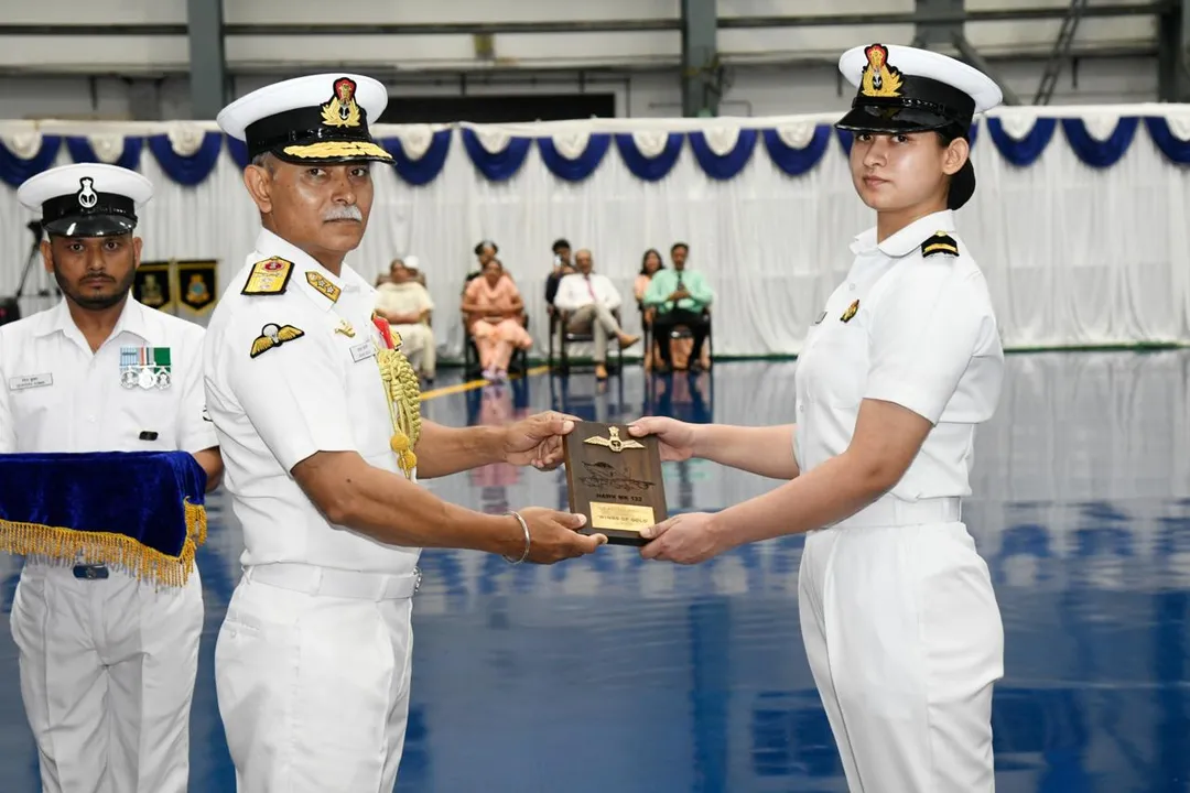 aastha-poonia-first-woman-fighter-pilot-indian-navy 