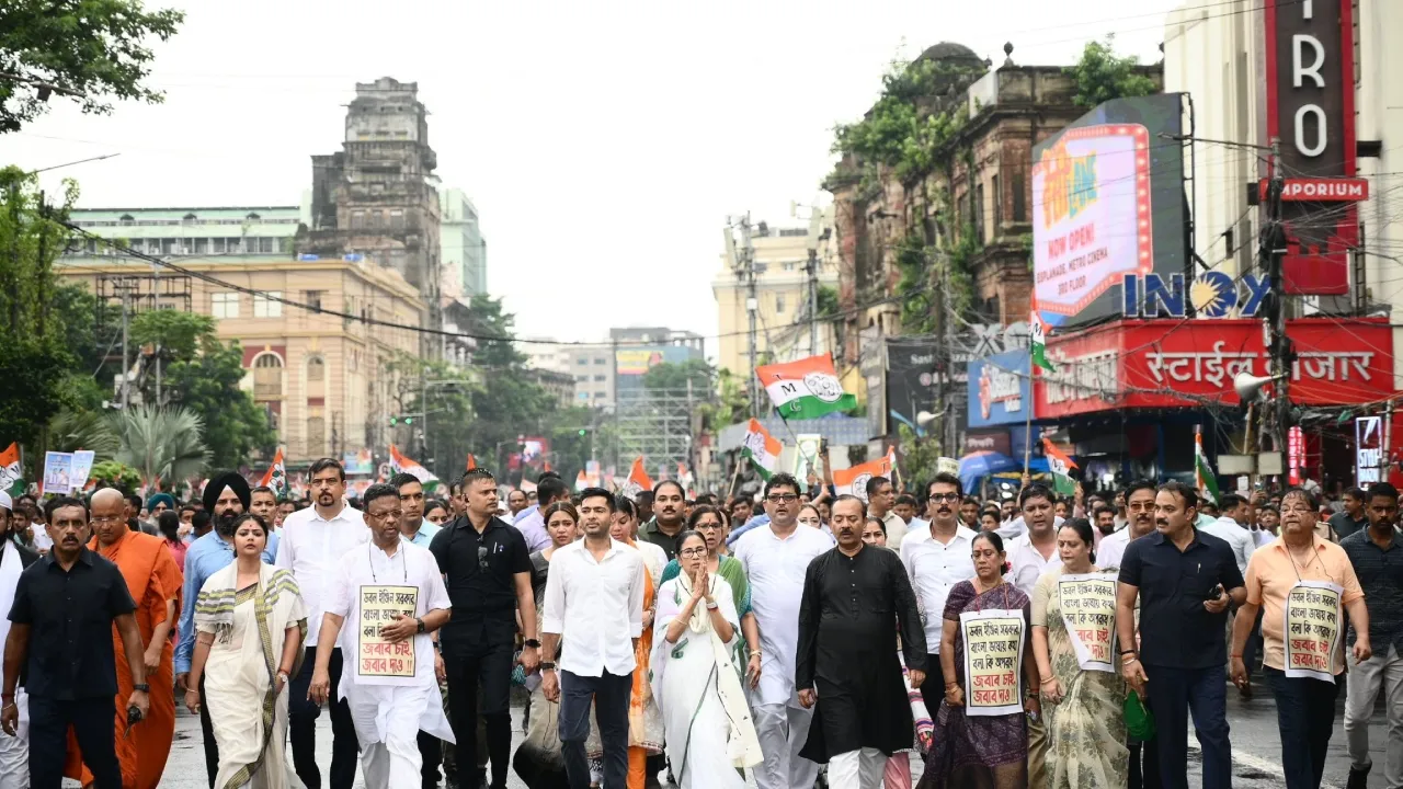  mamata-banerjee-bengali-card-vs-bjp-illegal-immigrants-politics-2025 