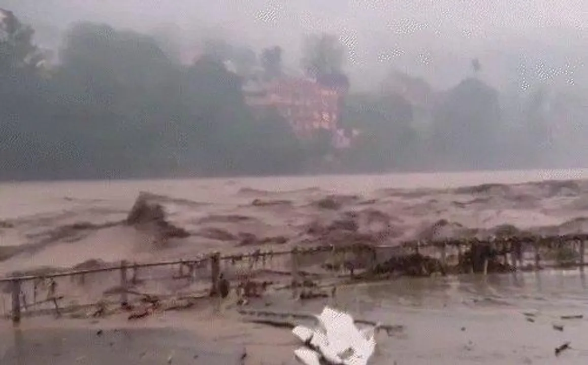  हिमाचल के मंडी में चार जगह फटा बादल: बाढ़ और भूस्खलन से 1 की मौत, 13 से ज्यादा लोग फंसे