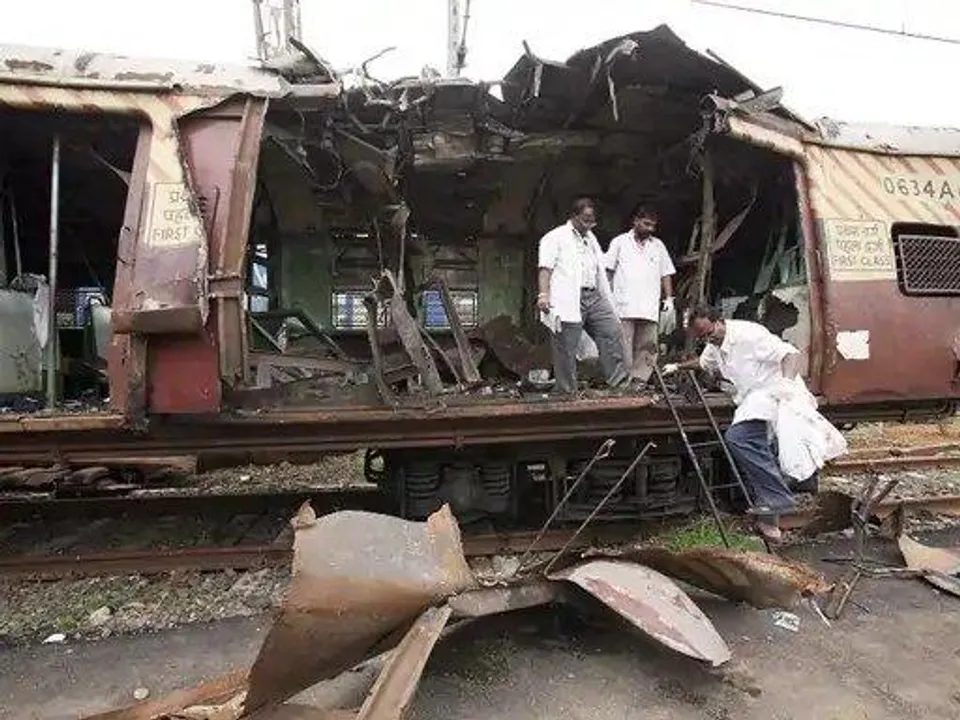  2006 मुंबई ट्रेन सीरियल ब्लास्ट केस: हाईकोर्ट ने सभी 12 आरोपियों को किया बरी, कहा- सबूत नाकाफी