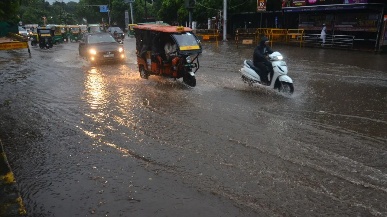  mp-heavy-rain-alert-10-districts 
