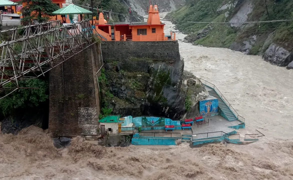  uttarakhand-rain-alert-rivers-flooded-roads-closed 
