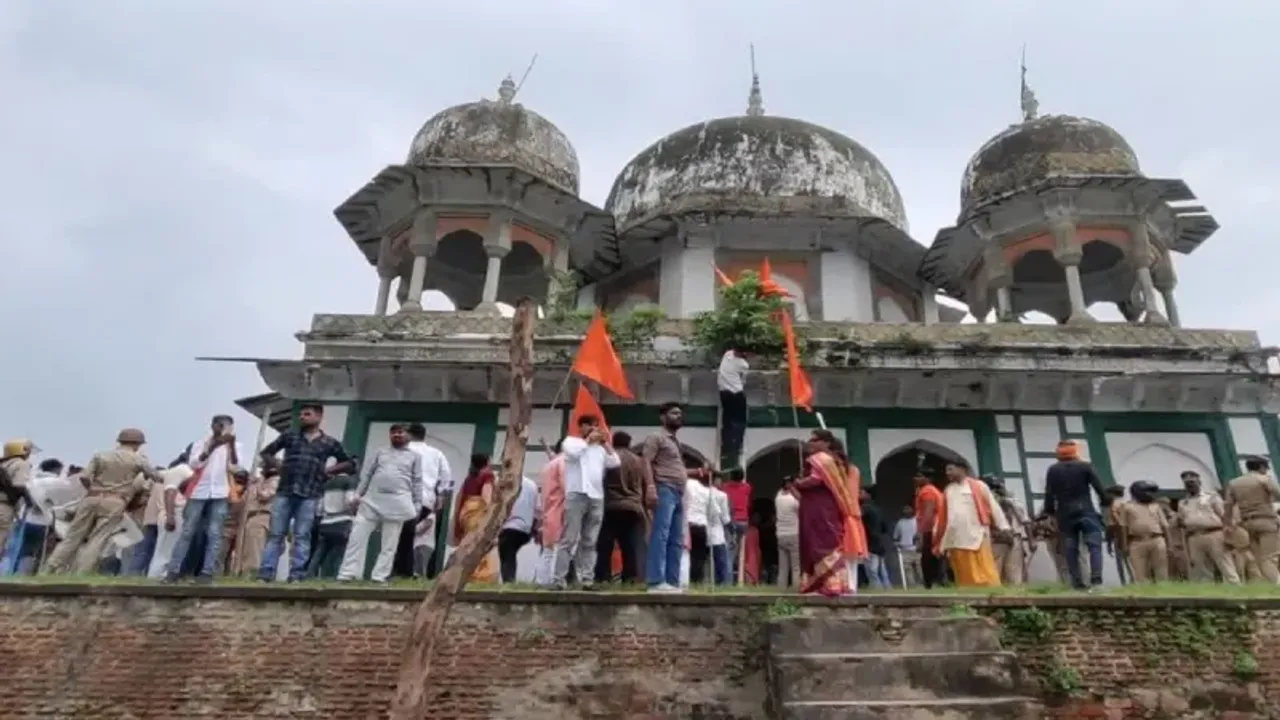  fatehpur-bhagwa-flag-tension-stone-pelting 