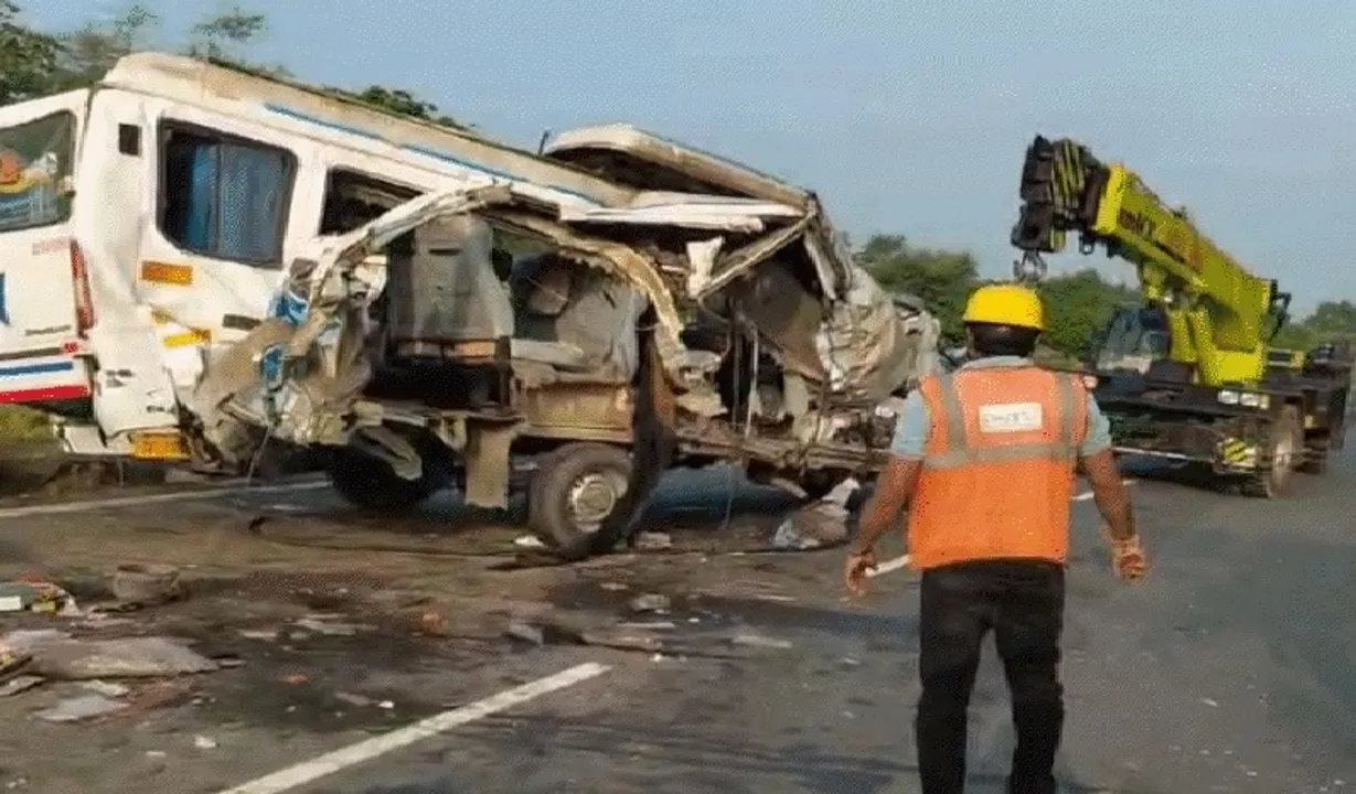   shivpuri-truck-traveller-accident-4-gujarat-dead 