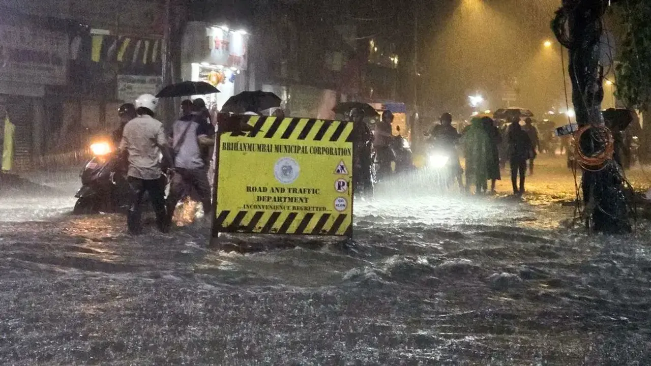  मुंबई–दिल्ली में आसमानी आफत: मुंबई में मुसीबत बनी बारिश, दिल्ली में यमुना का बढ़ा खतरा