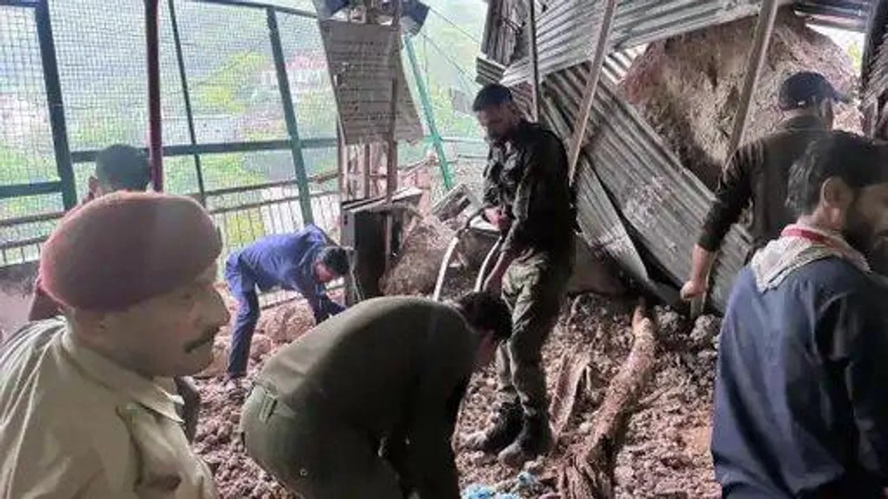  वैष्णो देवी यात्रा तीसरे दिन भी बंद : अर्धकुंवारी में भूस्खलन से 34 श्रद्धालुओं की मौत, श्राइन बोर्ड ने शवों को घर तक पहुँचाने की जिम्मेदारी ली