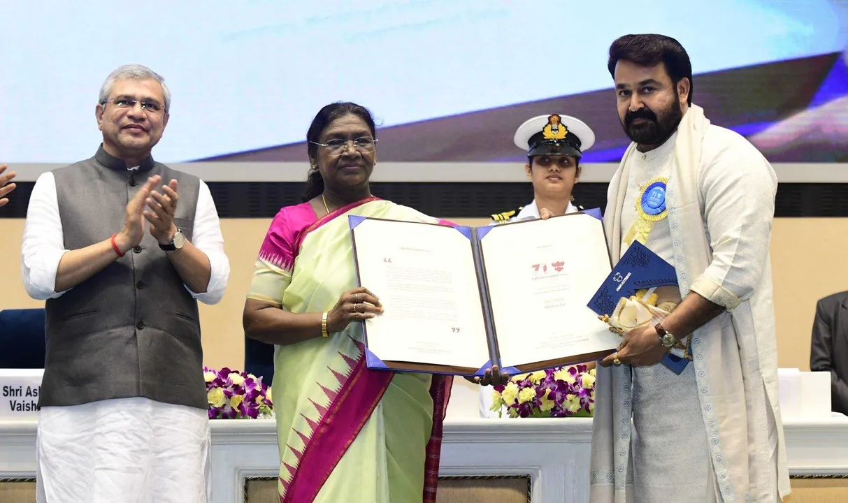  NEW DELHI, SEP 23 (UNI):- President Droupadi Murmu presents the Dadasaheb Phalke Award -2023 to Malayalam actor Mohanlal during the presentation of National Film Awards at Vigyan Bhavan, in New Delhi on Tuesday. UNI PHOTO-PSB25U BY PREM SINGH 