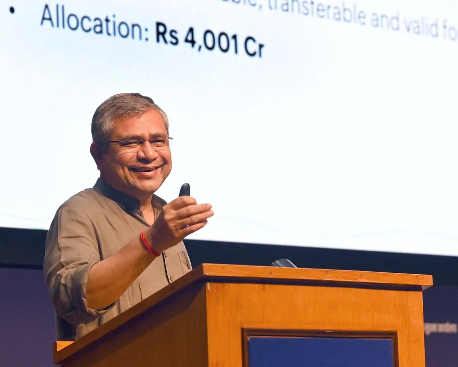  NEW DELHI, SEP 24 (UNI):-Union Minister Ashwini Vaishnav briefs the media over Cabinet decisions, in New Delhi, Wednesday,UNI PHOTO BY RANJAN DIMRI-6U 