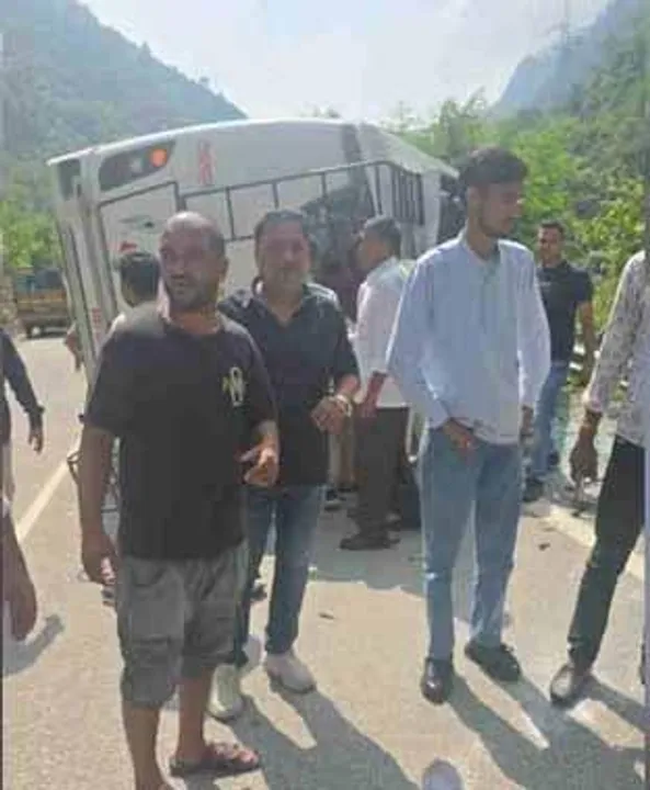  ऋषिकेश-चंबा-गंगोत्री हाईवे पर बड़ा हादसा: यात्रियों से भरी बस सड़क पर पलटी, 2 की मौत और 13 घायल, घायलों का अस्पताल में इलाज जारी