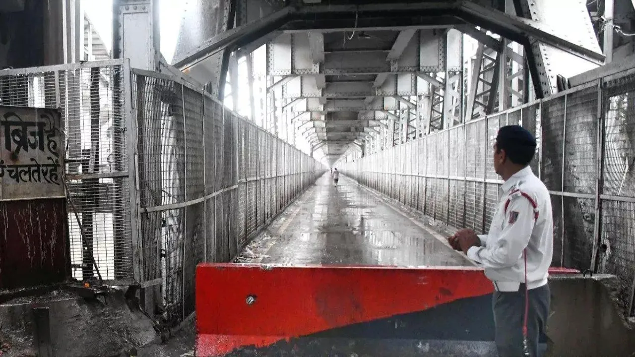  दिल्ली में यमुना खतरे के निशान से ऊपर, लोहा पुल से ट्रेनों और वाहनों की आवाजाही बंद, सरकार अलर्ट