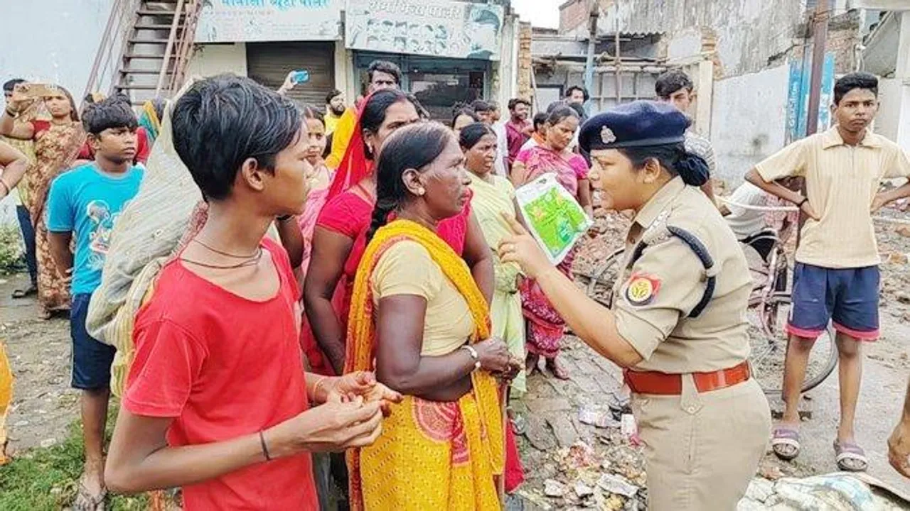  gorakhpur-shooting-mob-violence-stone-pelting-vehicles-burnt
 