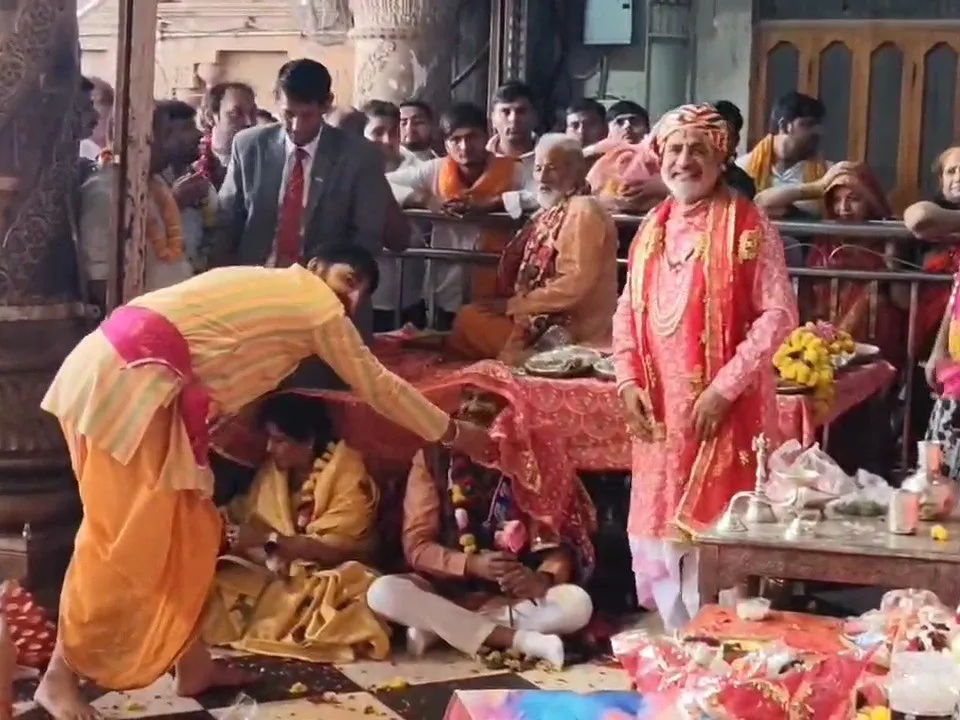  om-birla-radherani-darshan-morari-bapu-blessings 