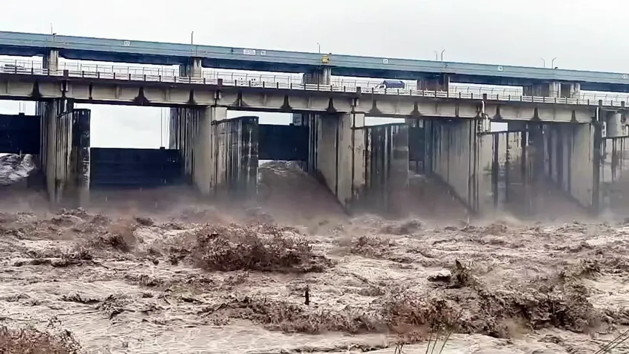   delhi-ncr-barish-badh-yamuna-207-meter 