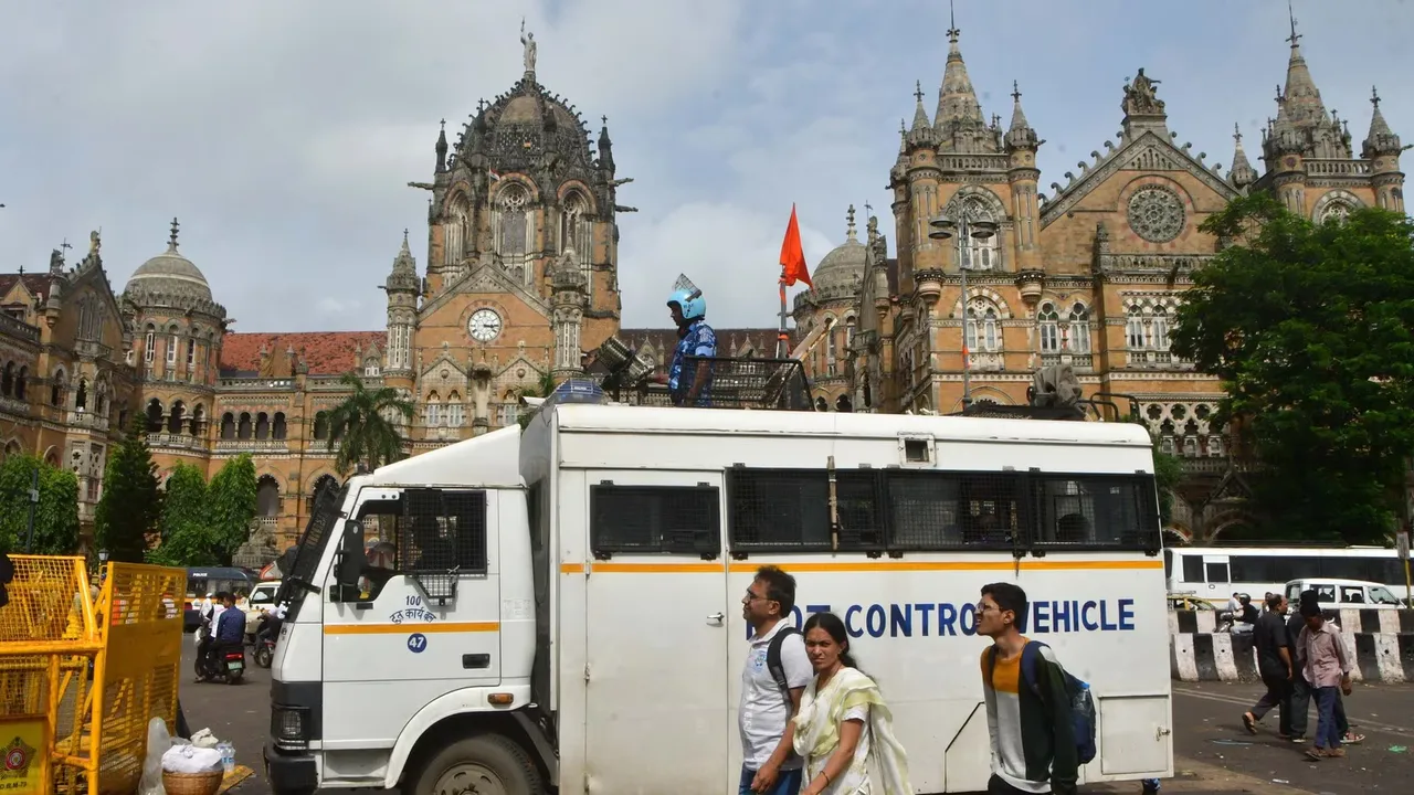  mumbai-bomb-threat-ganpati-immersion-high-alert 