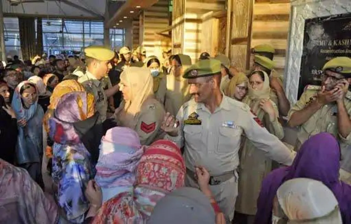  श्रीनगर की हजरतबल दरगाह में अशोक स्तंभ पर विवाद : शिलापट्ट तोड़कर हटाया राष्ट्रीय प्रतीक, राजनीतिक और धार्मिक बहस तेज