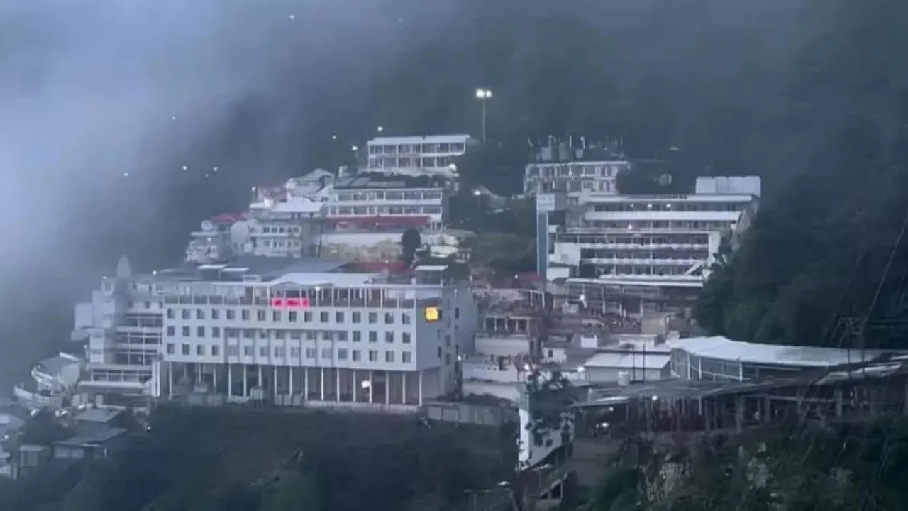  vaishno-devi-yatra-resumes-after-18-days-1000-crore-loss
 