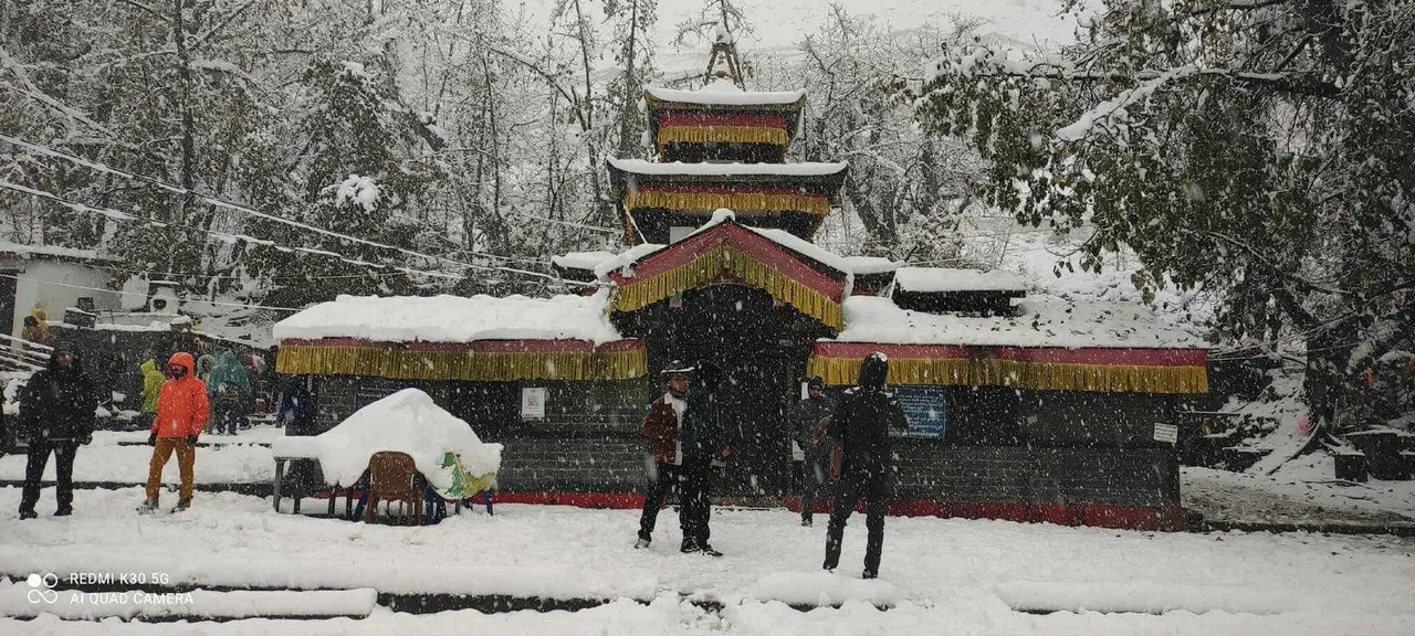   nepal-snowfall-traps-thousands-tourists-in-muktinath
 