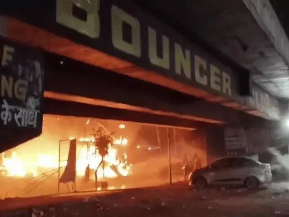  moradabad-restaurant-fire-cylinder-blast-woman-dead-ten-injured
 