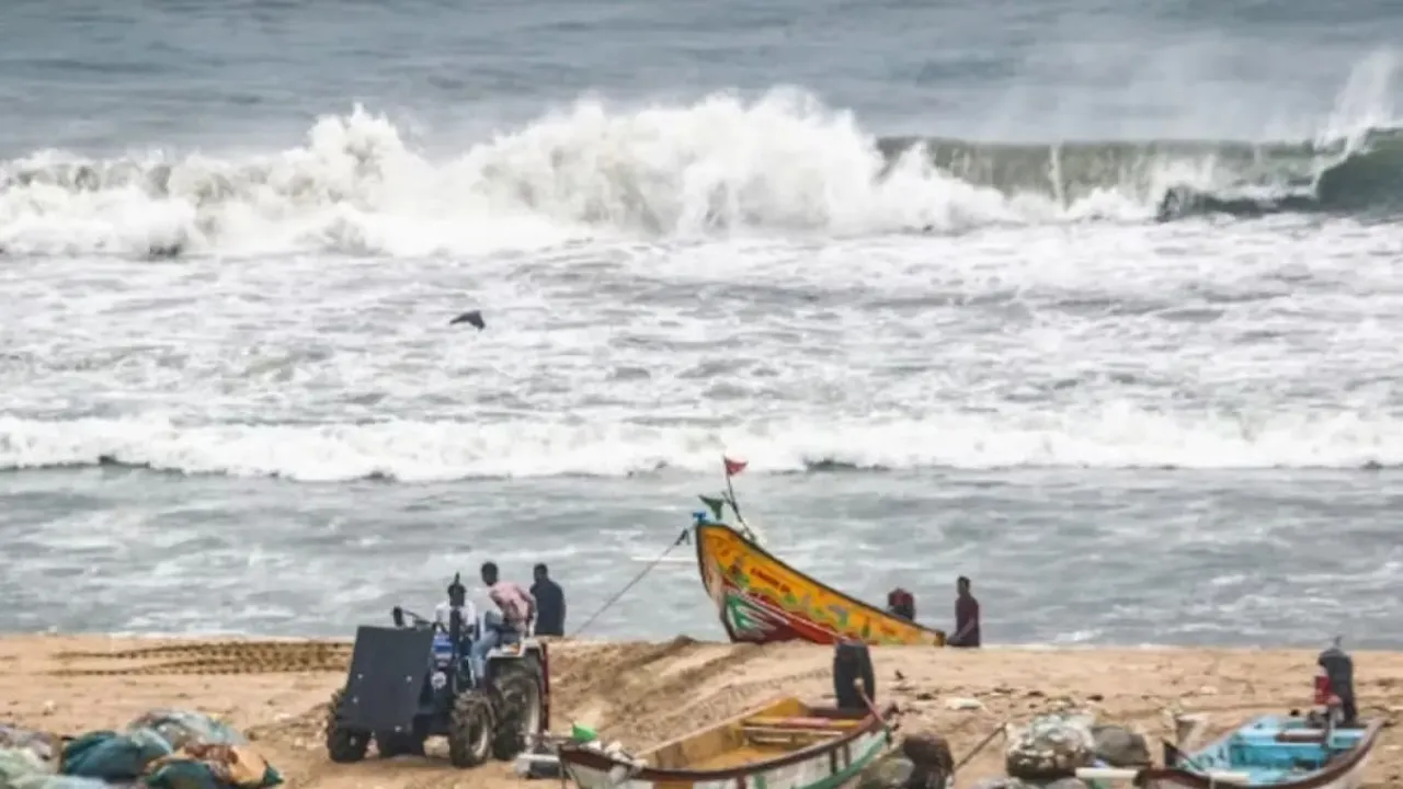  cyclone-montha-reaches-odisha-heavy-rain-and-storm 