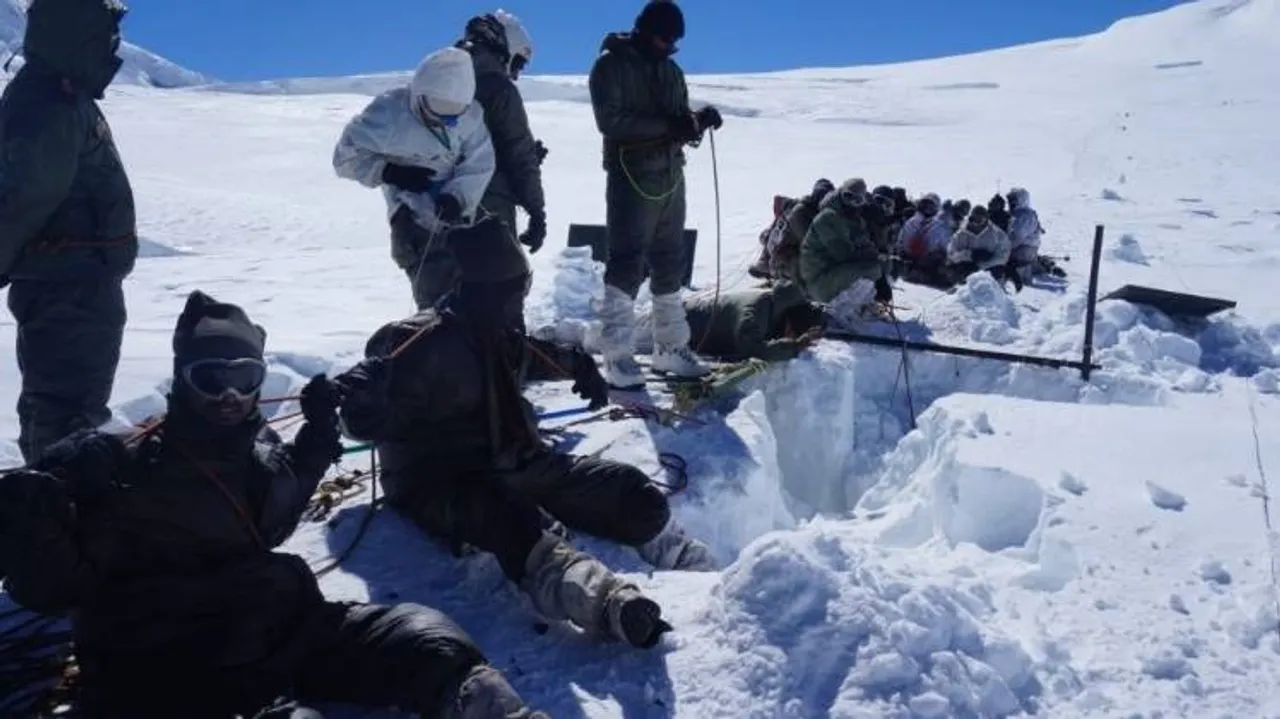  anantnag-two-soldiers-missing-search-operation-continues-in-snowstorm 