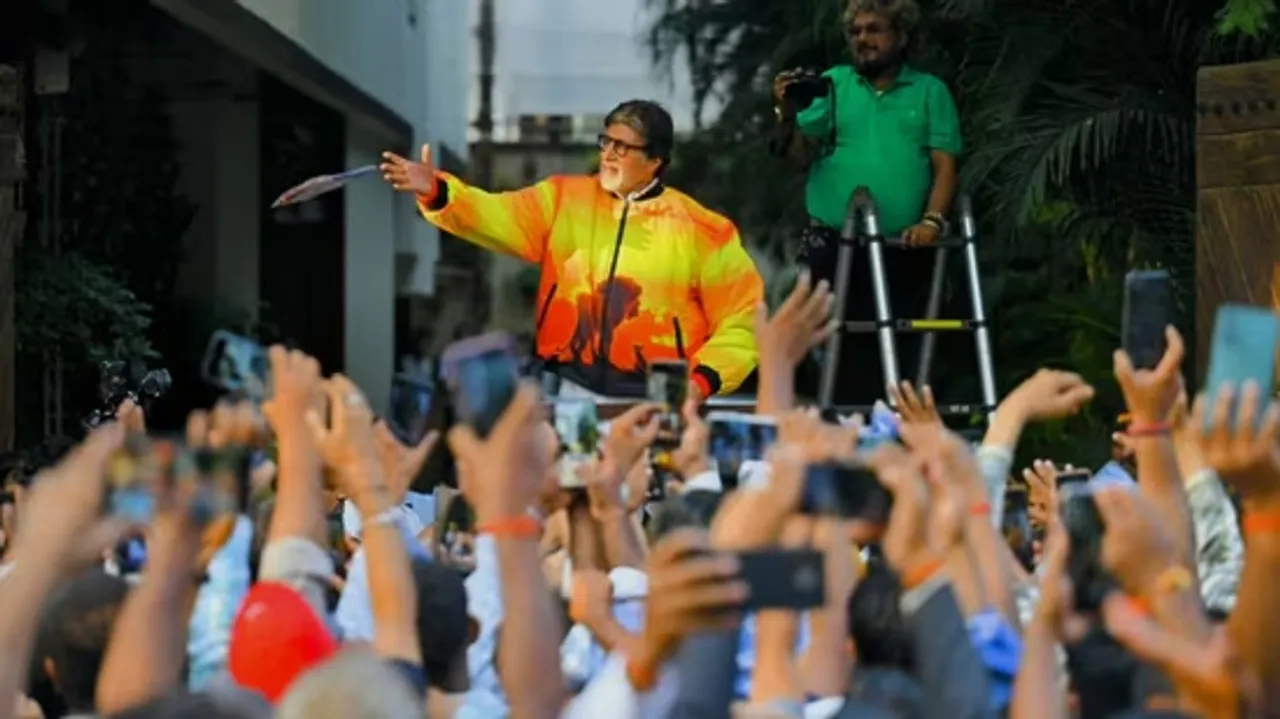  amitabh-bachchan-83rd-birthday-celebration-fans-at-jalsa 