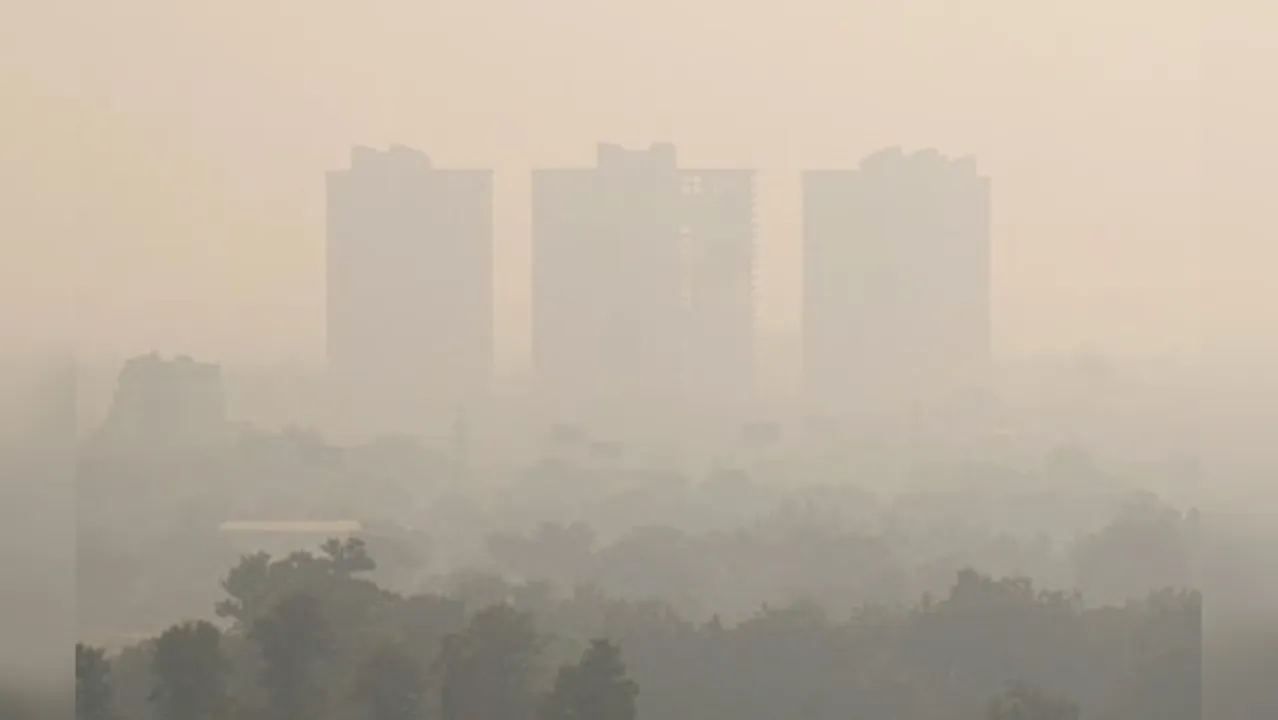  delhi-air-quality-worsens-on-diwali-aqi-crosses-300 