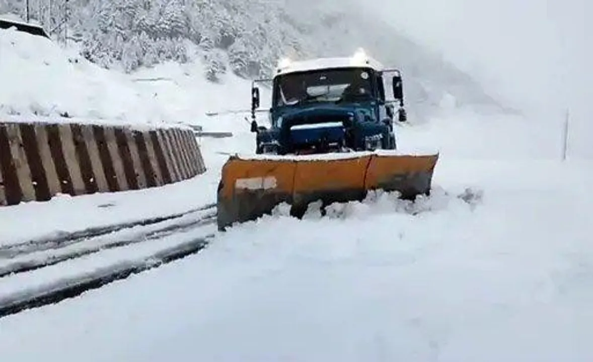  jammu-kashmir-snowfall-rescue-vaishno-devi-yatra-resumes
 