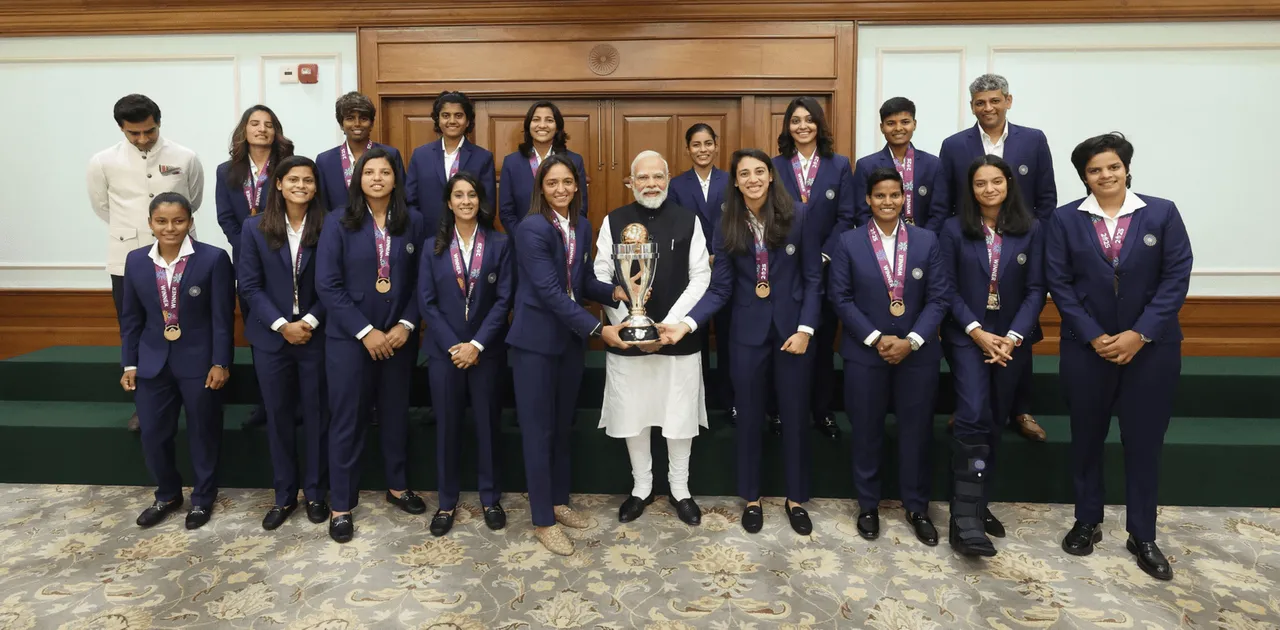   indian-womens-cricket-team-meets-pm-modi-after-world-cup-win-namo-1-jersey 