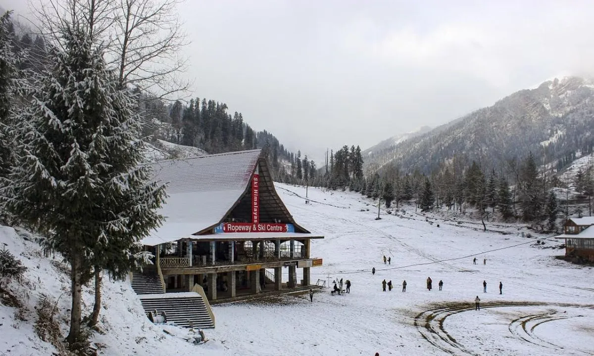  Shimla woke up to its second light snowfall of the season, with 8 cm of snow recorded.  Photograph: (Deccan Herald) 
