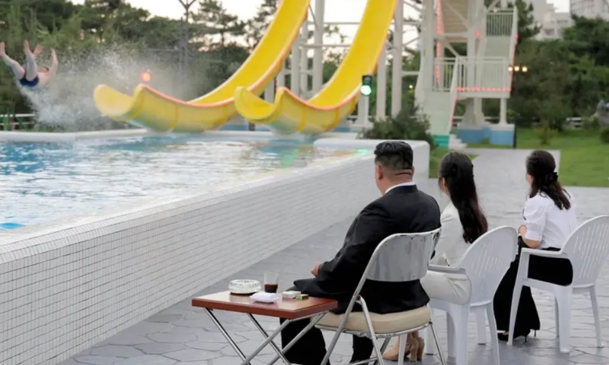  Photograph: (DPRK state news agency KCNA) 
