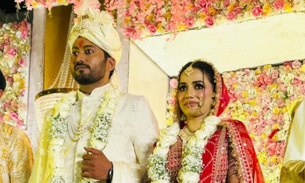  Anurag Singh and his wife Madhu Photograph: (ETV Bharat) 