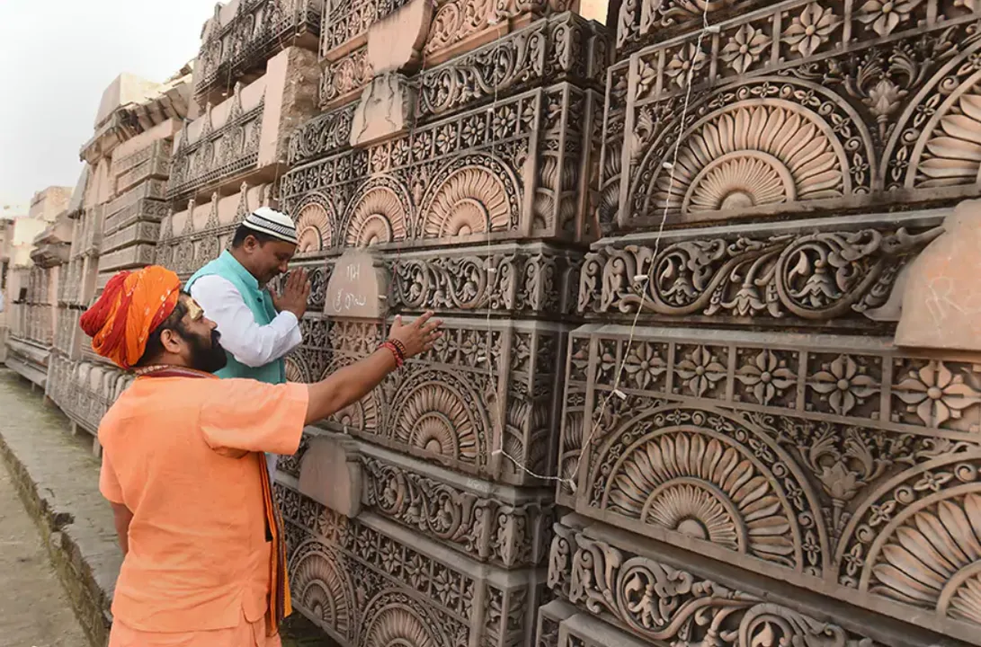  Muslim Man covers 800 km long journey to reach Ayodhya, says "I might be a Muslim but my ancestors were Hindu"