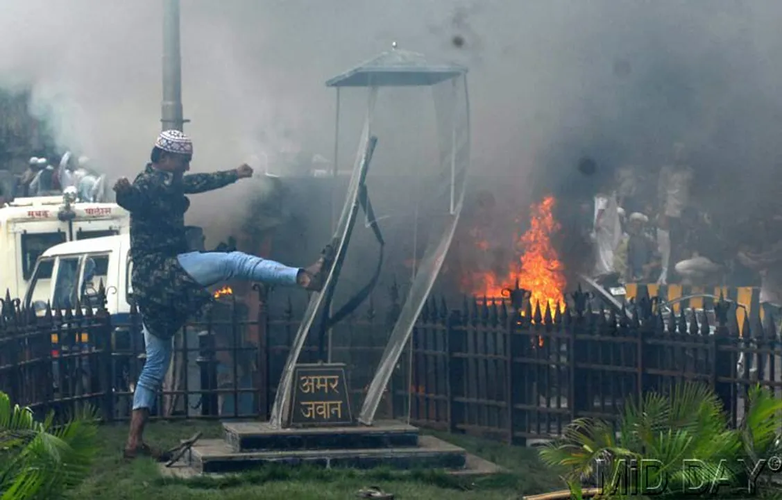  Muslims have more right on India than Hindus because they are buried in that soil: The Wire & Shashi Tharoor