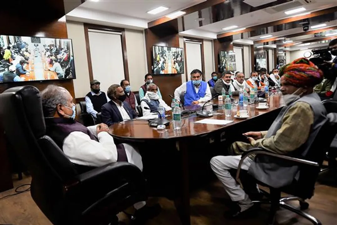  Farmer unions from 6 states meet Agri Minister, threaten to protest if farm laws are repealed