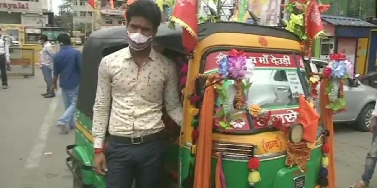  This auto driver from Jharkhand is providing 'Free rides for all patients to Hospitals' while other taxi drivers refuse