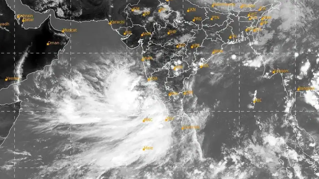  Cyclone Tauktae begins landfall: Coastal areas of Kerala, Maharashtra, Goa & Gujarat on High Alert
