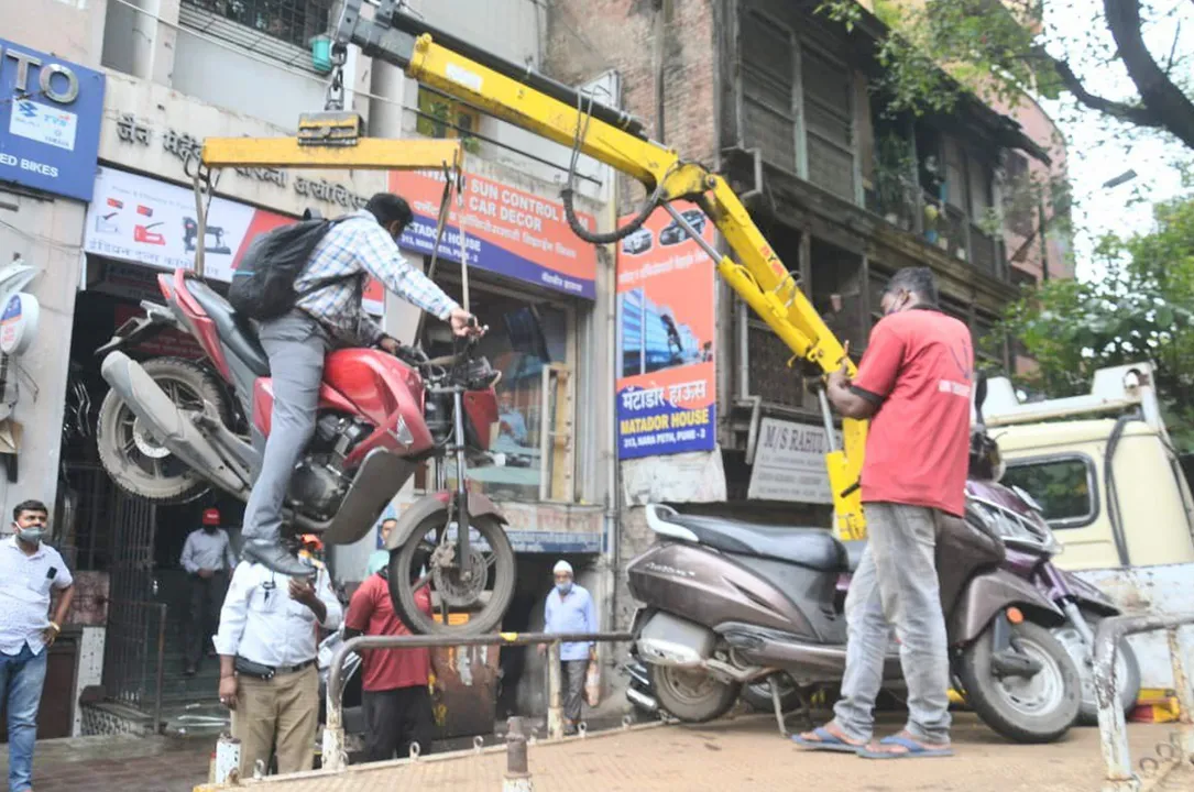 Pune Traffic Police tows bike along with the owner after he refused to get off at ‘no-parking zone’