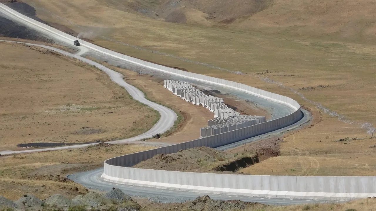  Turkey goes the Trump way; builds border wall to stop refuge influx