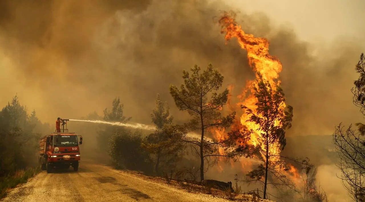  Wildfires rage across Greece, Turkey, Italy, death toll rises while thousands flee homes
