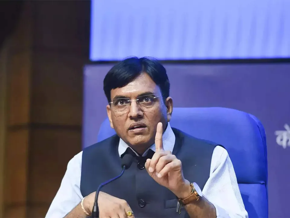  India’s Health Minister hit by security guard of Delhi Hospital, where he had reached in disguise of a civilian