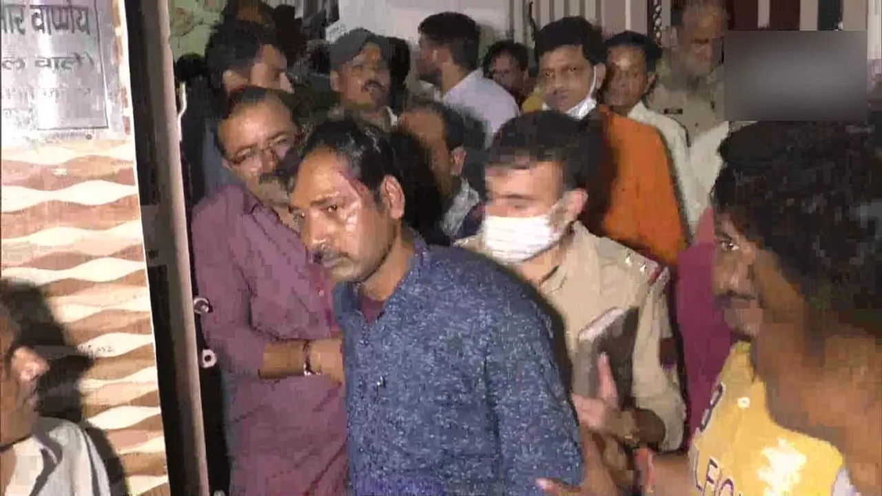  Bengal Policemen locked up & beaten in  UP after they try to arrest BJP leader who announced bounty on CM Mamata
