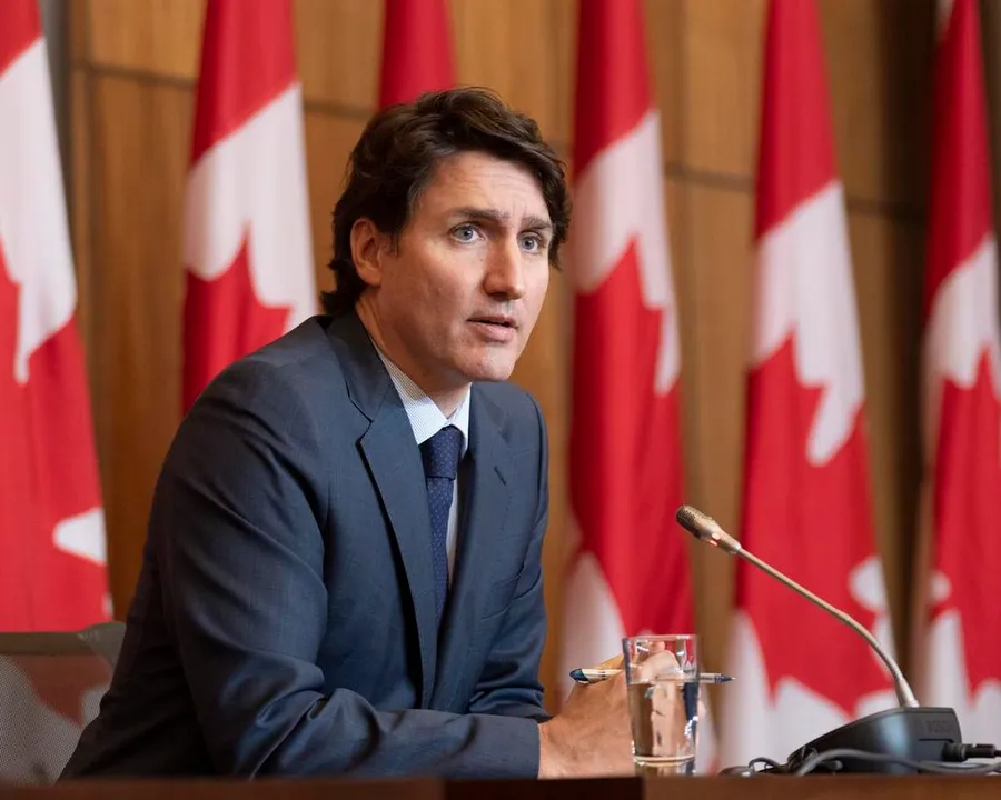  Canadian PM Justin Trudeau and his family go into hiding after protests in his country