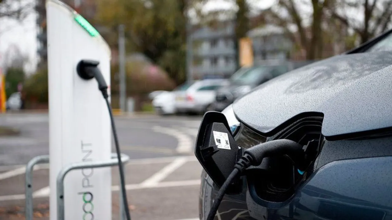  Tesla unveils battery that can last 100 years